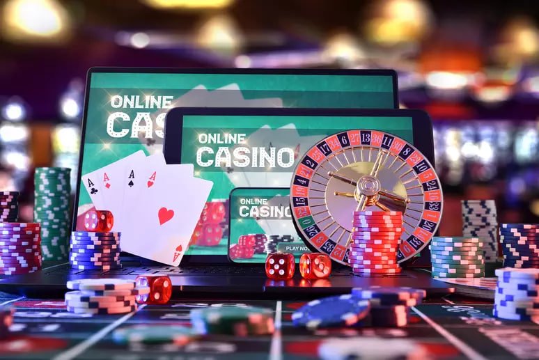 Dealer profesional di studio live mengawasi permainan Tembak Ikan